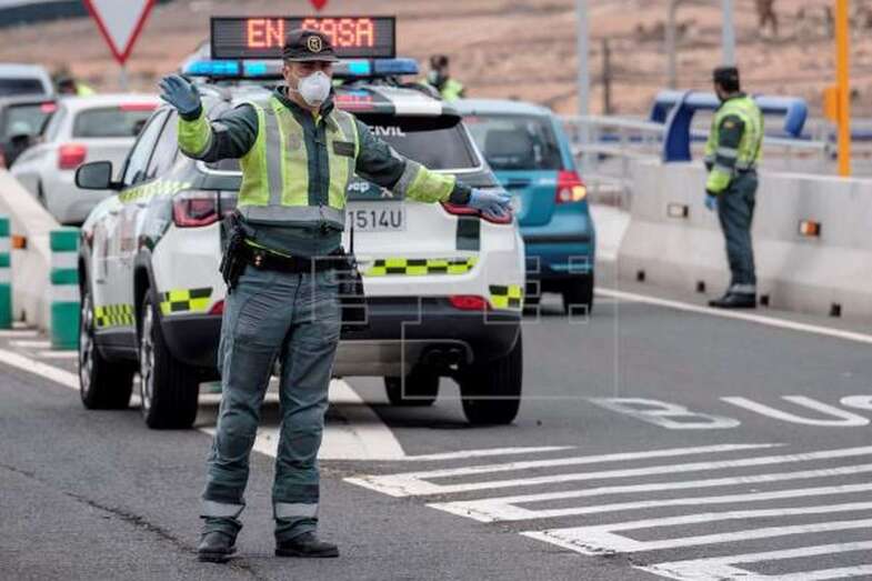 Imagen de archivo de un control en la autopista del sur de Gran Canaria (Foto EFE / Ángel Medina G.)